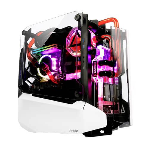 Ein offener Computer mit transparentem Gehäuse zeigt bunte Flüssigkeitskühlung und leuchtende Komponenten.