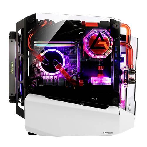Ein leistungsstarker Gaming-PC mit offenem Gehäuse, sichtbar sind RGB-beleuchtete Komponenten und Wasserkühlungssysteme.