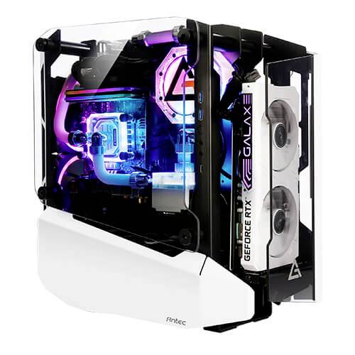 Ein Gaming-PC mit transparentem Gehäuse zeigt komplizierte Wasserkühlung und leuchtende RGB-Beleuchtung, angetrieben von 'GeForce RTX'.