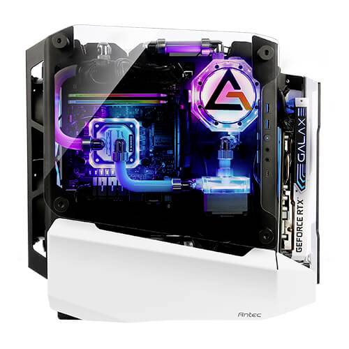 Ein Computergehäuse mit sichtbarer Flüssigkeitskühlung und beleuchteten Komponenten. Aufschrift 'GeForce RTX' seitlich sichtbar.
