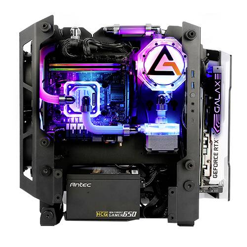 Ein PC mit offenem Gehäuse zeigt eine beleuchtete Wasserkühlung, eine Grafikkarte mit der Aufschrift 'GALAXY RTX' und ein Netzteil.