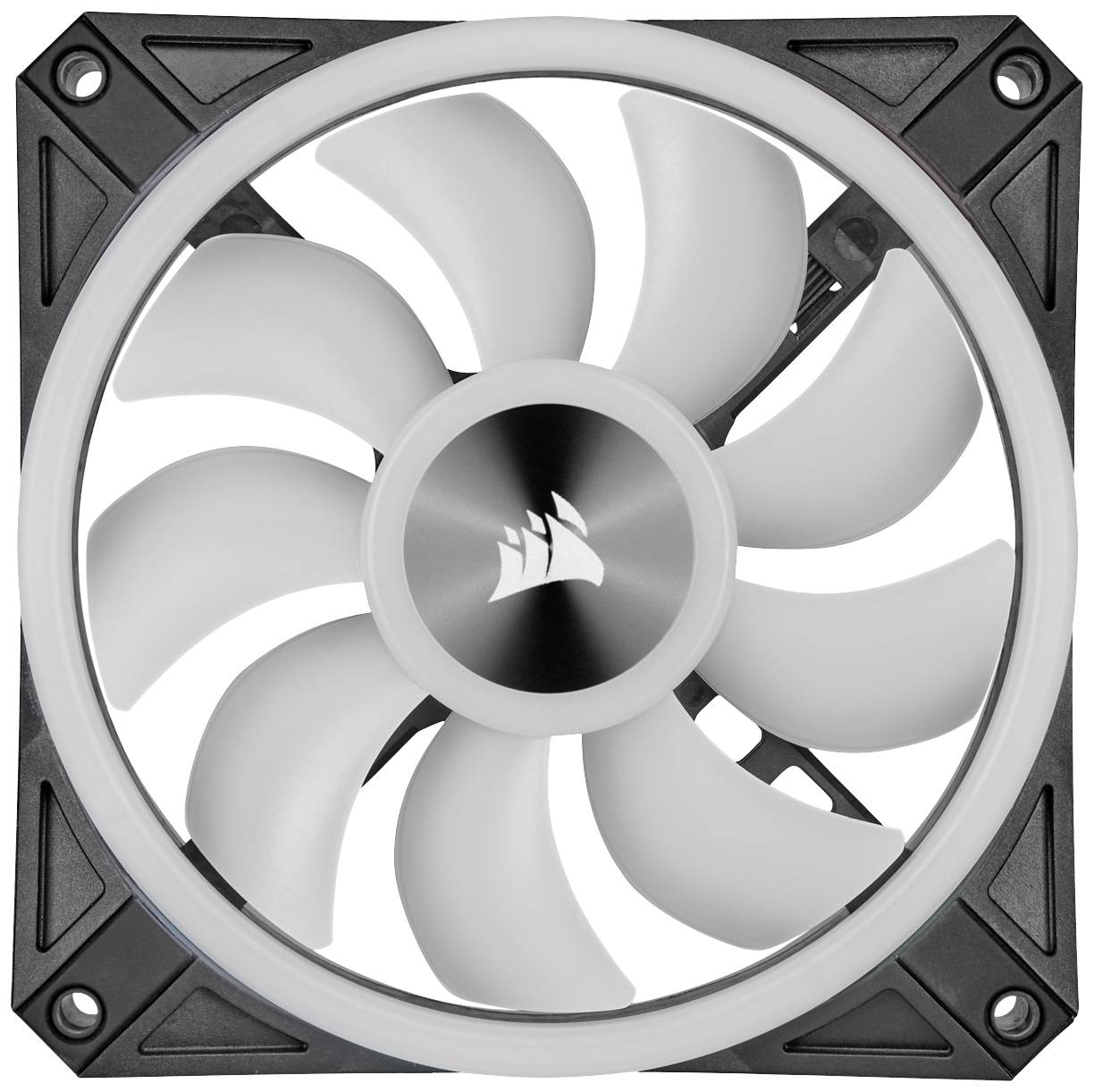 Ein weißer Computerlüfter mit sieben Rotorblättern, montiert in einem schwarzen quadratischen Gehäuse, zeigt ein markantes graues Logo in der Mitte.