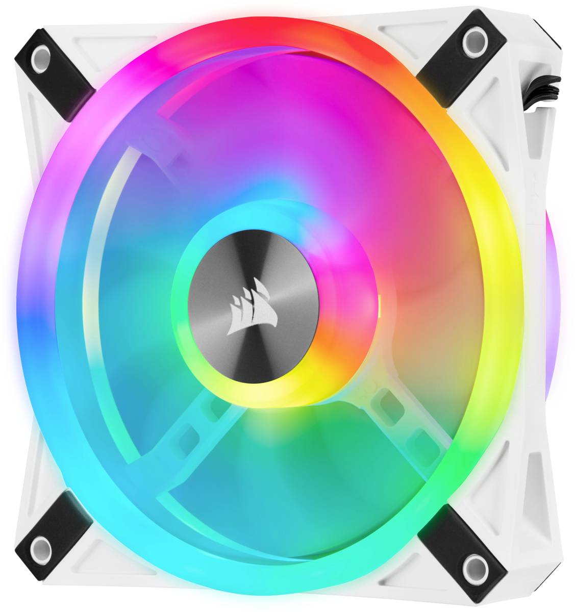 Ein weißer Computerlüfter mit leuchtenden RGB-Lichtern, die ein Regenbogenspektrum erzeugen. In der Mitte ist ein Markenlogo.