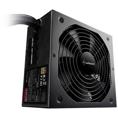 Schwarzes Computer-Netzteil mit Lüfter und Kabelanschlüssen. Markenname auf der Lüfterabdeckung, technische Spezifikationen auf der Seite.
