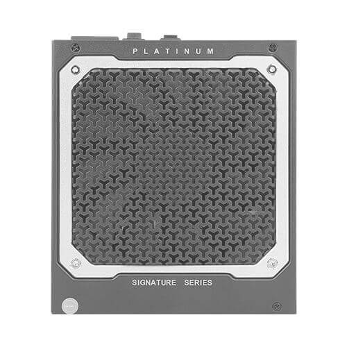 Schwarzes Netzteil aus der 'Signature Series' mit Aufschrift 'Platinum'. Es hat ein grobes, wabenartiges Lüftergitter-Design.