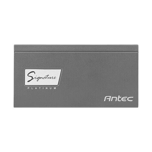 Graues rechteckiges Gerät mit den Aufschriften 'Signature Platinum' und 'Antec'.