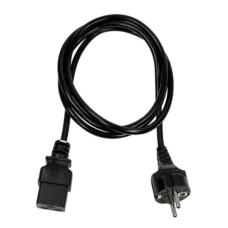 Ein schwarzes Netzkabel mit einem EU-Stecker auf der einen Seite und einem Kaltgerätestecker auf der anderen Seite, aufgerollt dargestellt.