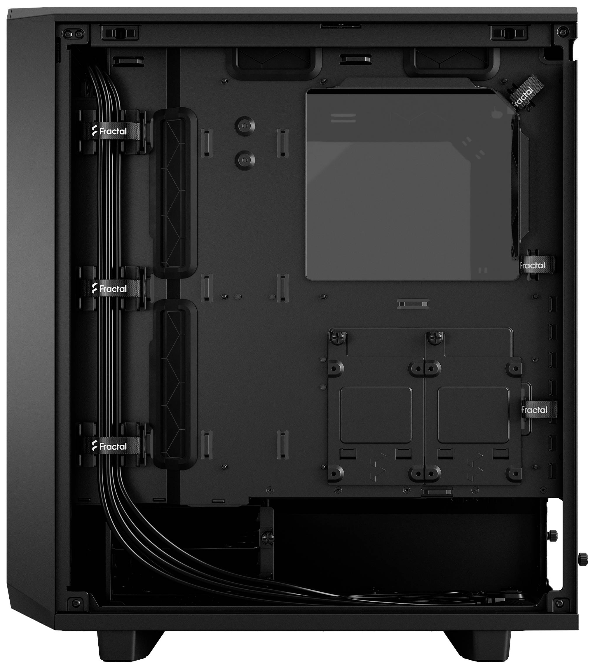 Ein leeres, offenes Computergehäuse mit Kabelmanagement und Halterungen. Es bietet Platz für Komponenten und Belüftung.