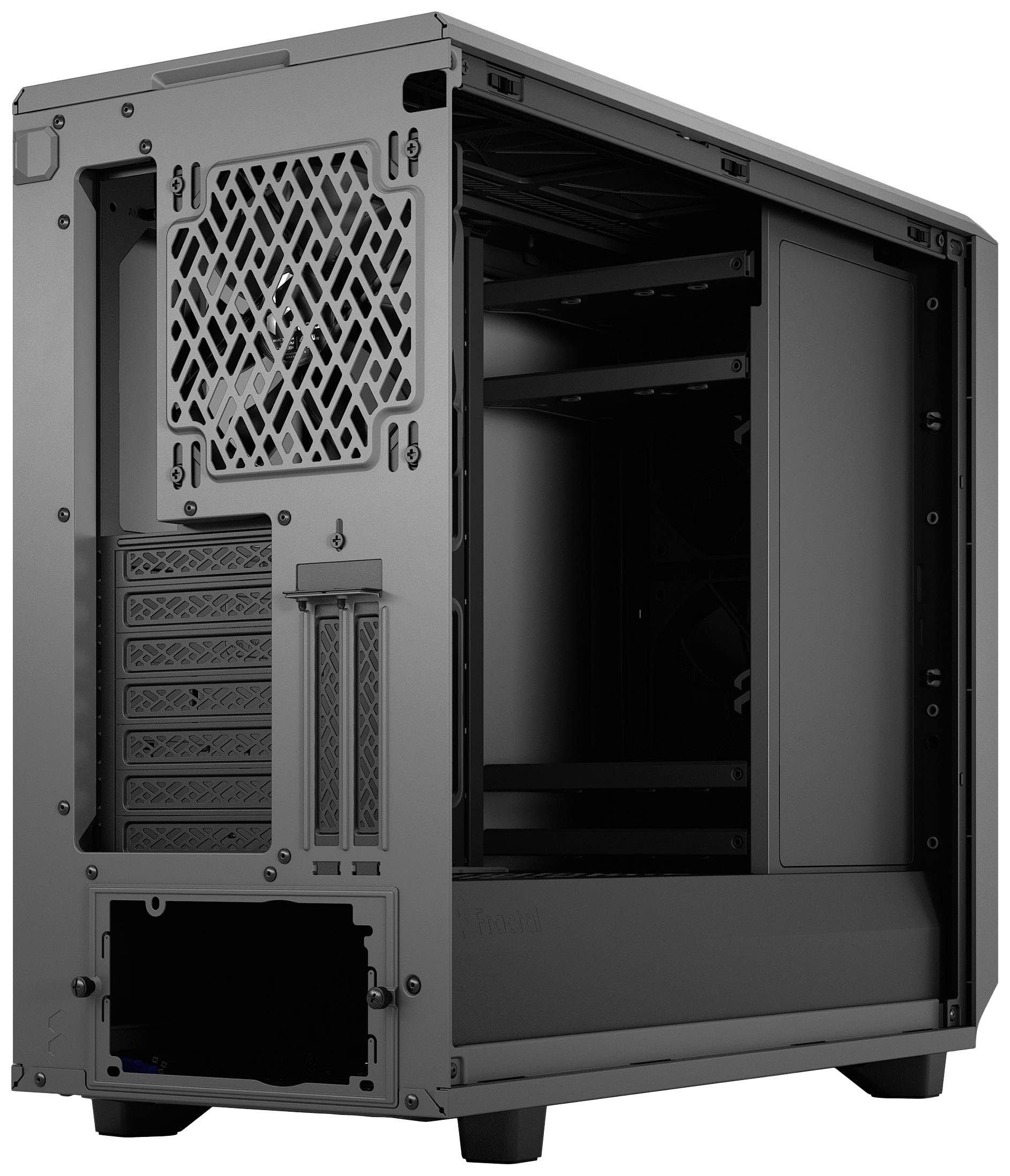 Gehäuse eines Computer-Towers, seitlich offen, zeigt Innenraum mit mehreren Laufwerkschächten und Lüfterhalterungen.