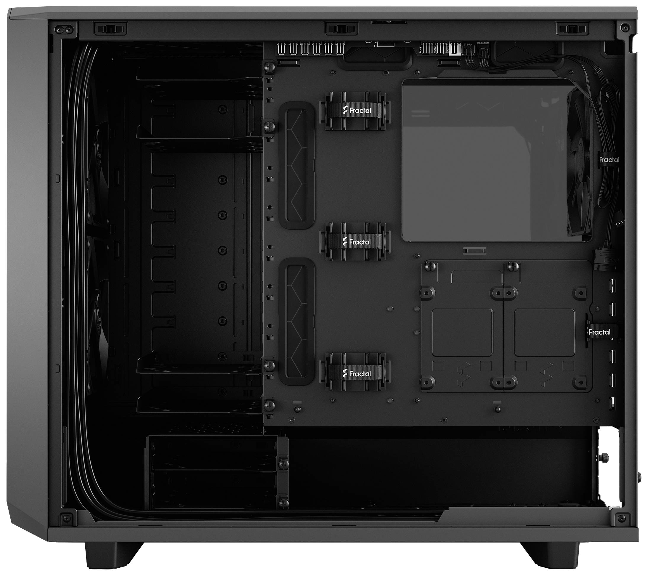 Leeres Computergehäuse mit freiem Platz für Komponenten, Kabelmanagementschlitzen und Lüfteröffnungen. Geeignet für PC-Bau.