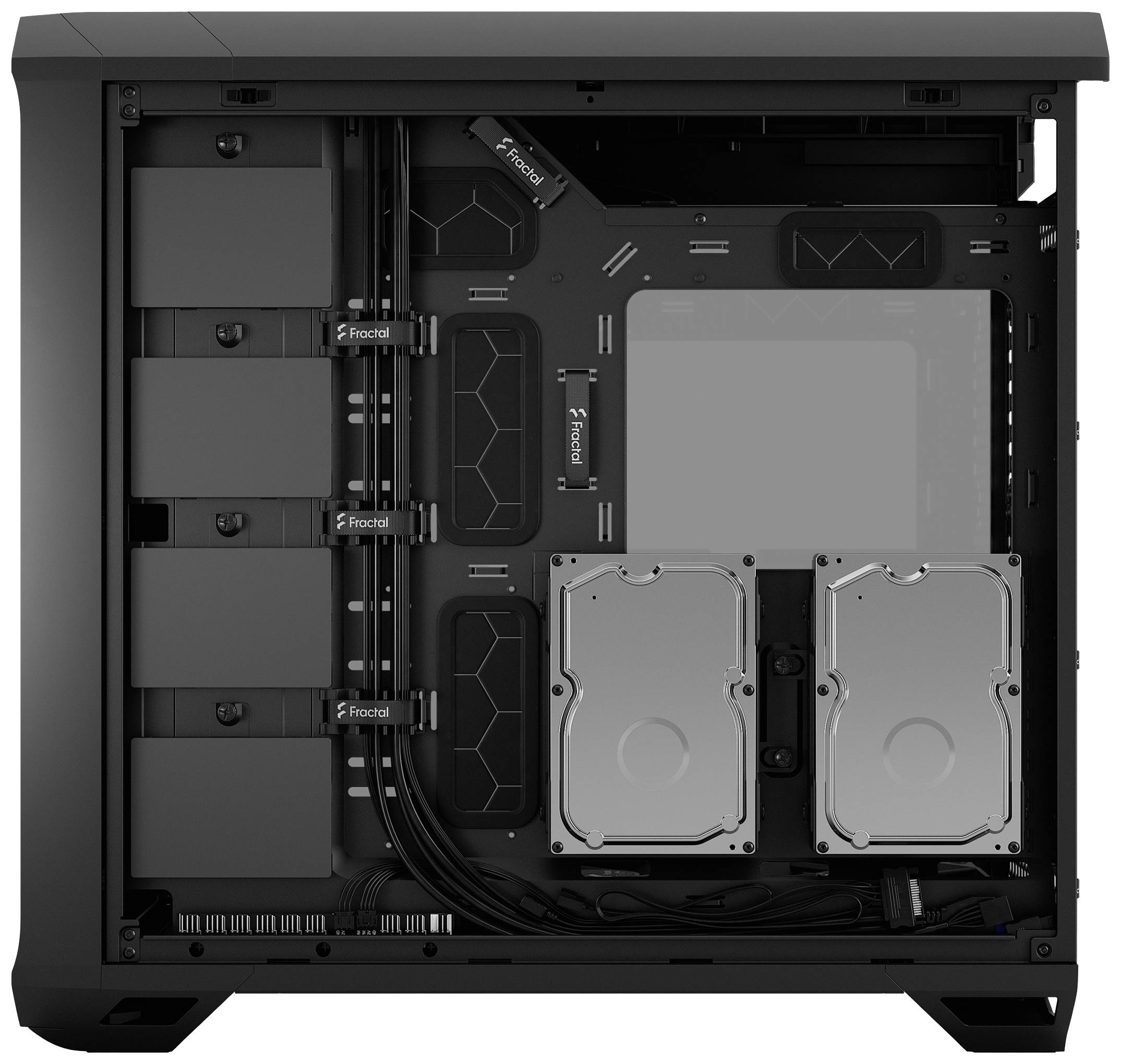 Ein offenes Computergehäuse zeigt den Innenraum mit Kabelmanagement und Montageplätzen für Festplatten und andere Komponenten.