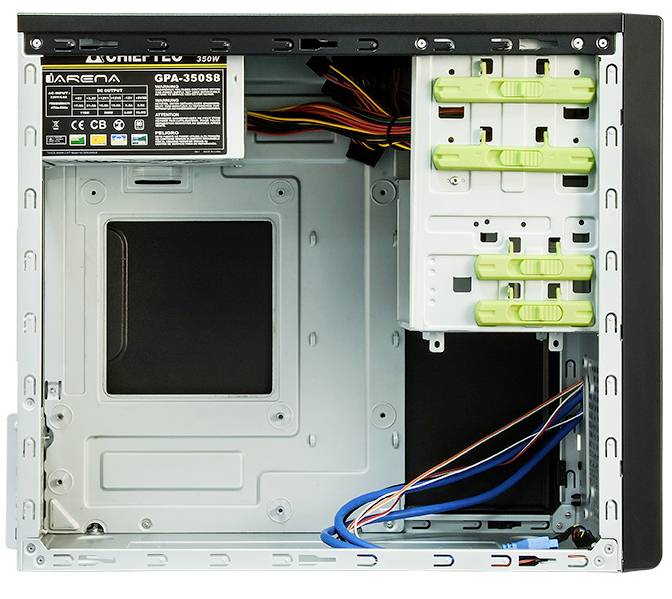 Innenansicht eines Computergehäuses ohne installierte Komponenten. Sichtbar sind das Netzteil, Kabel und Laufwerkschächte.