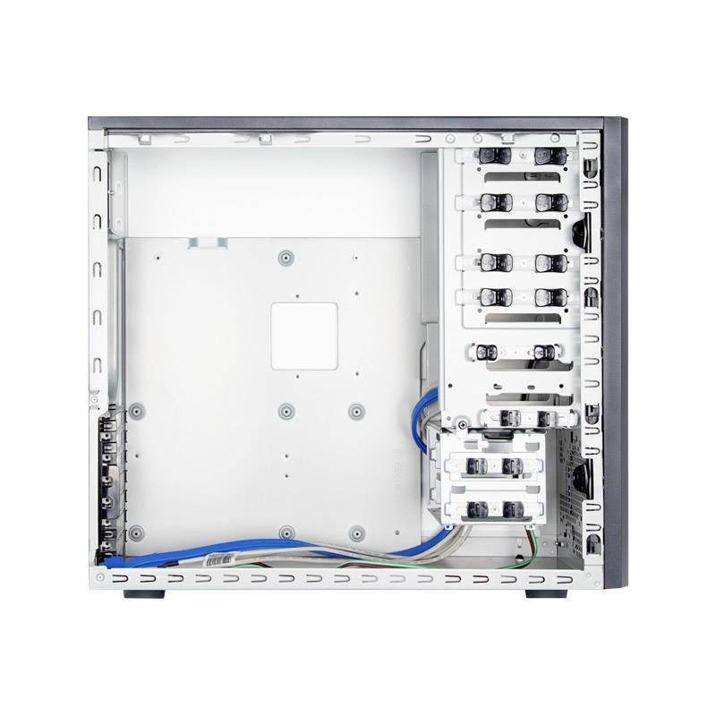 Ein offenes Computergehäuse mit freiem Innenraum, mehreren Laufwerkschächten und sichtbaren Kabeln, ideal für PC-Aufrüstungen.