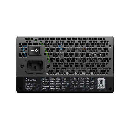 Ein Netzteil der Marke Fractal Ion+ 2 Platinum mit 860 Watt Leistung. Es verfügt über einen Ein-/Ausschalter und Lüftungsöffnungen.