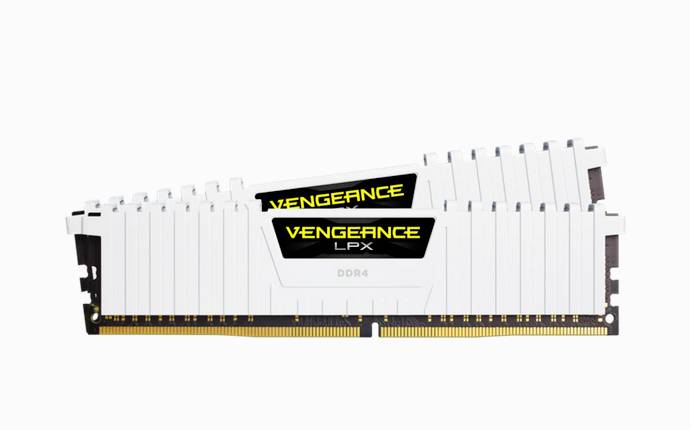 Eine weiße DDR4 RAM-Speicherkarte mit der Aufschrift 'Vengeance LPX'.