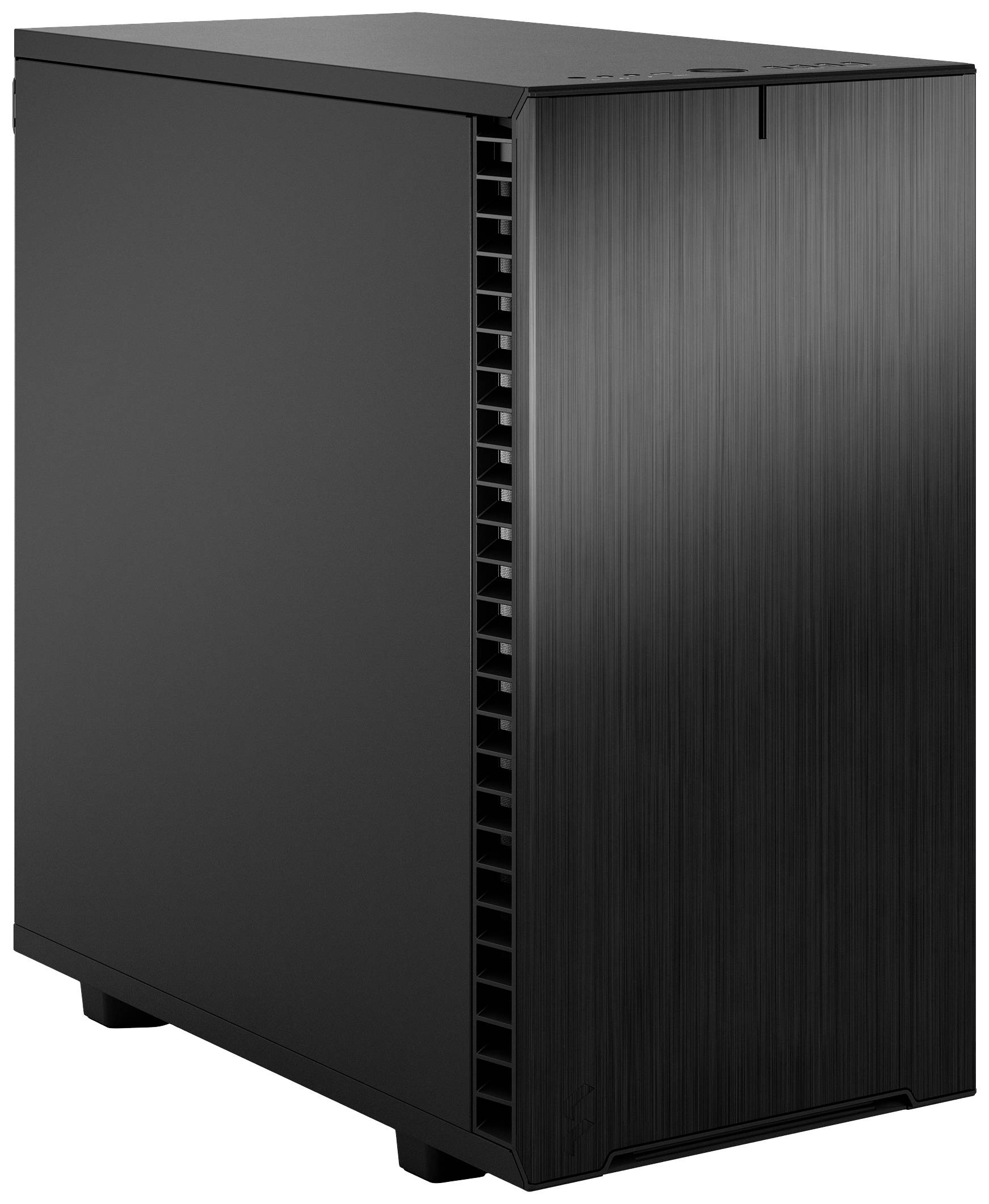 Schwarzes Computergehäuse mit schlichter Frontseite und seitlichen Lüftungsschlitzen, steht auf einem Tisch.