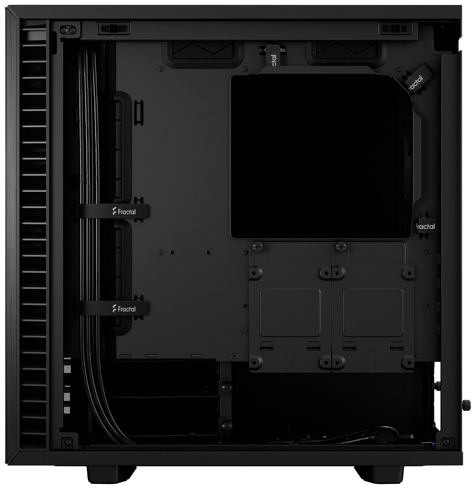 Schwarzes PC-Gehäuse von innen ohne Komponenten, zeigt Kabelmanagement und Halterungen für Festplatten und Lüfter.