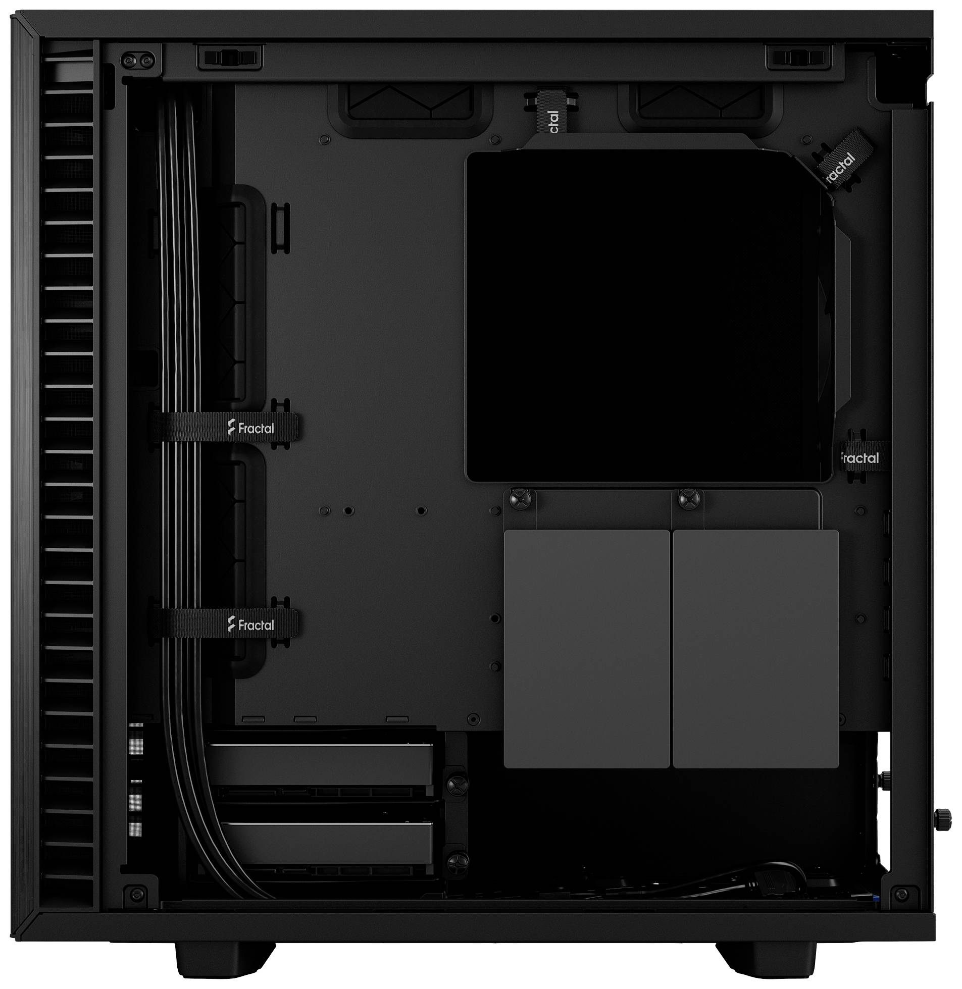 Leeres Computergehäuse in Schwarz mit geöffneter Seitenwand, zeigt Kabelmanagement und Laufwerksschächte im Innenraum.