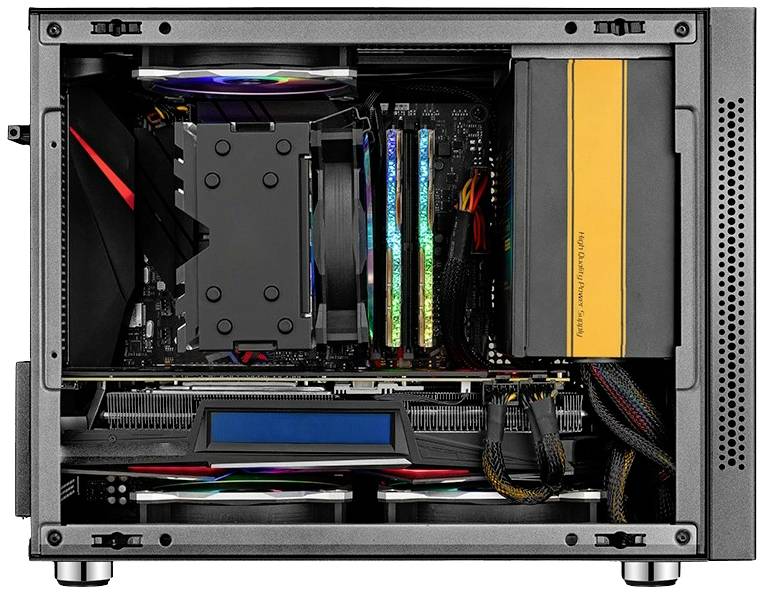 Ein offenes PC-Gehäuse zeigt ein gut organisiertes Inneres mit einem großen Lüfter, mehreren RAM-Riegeln und einer Grafikkarte.