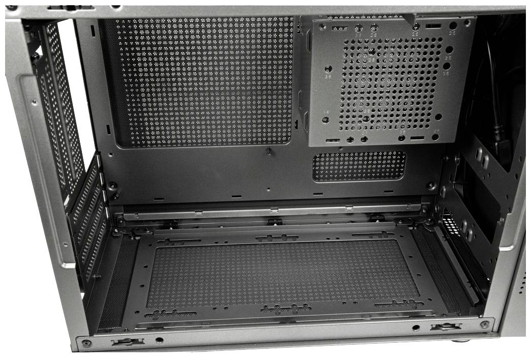 Leeres Computergehäuse aus Metall, mit offenem Seitenteil, zeigt Platz für Komponenten wie Mainboard, Netzteil und Laufwerke.