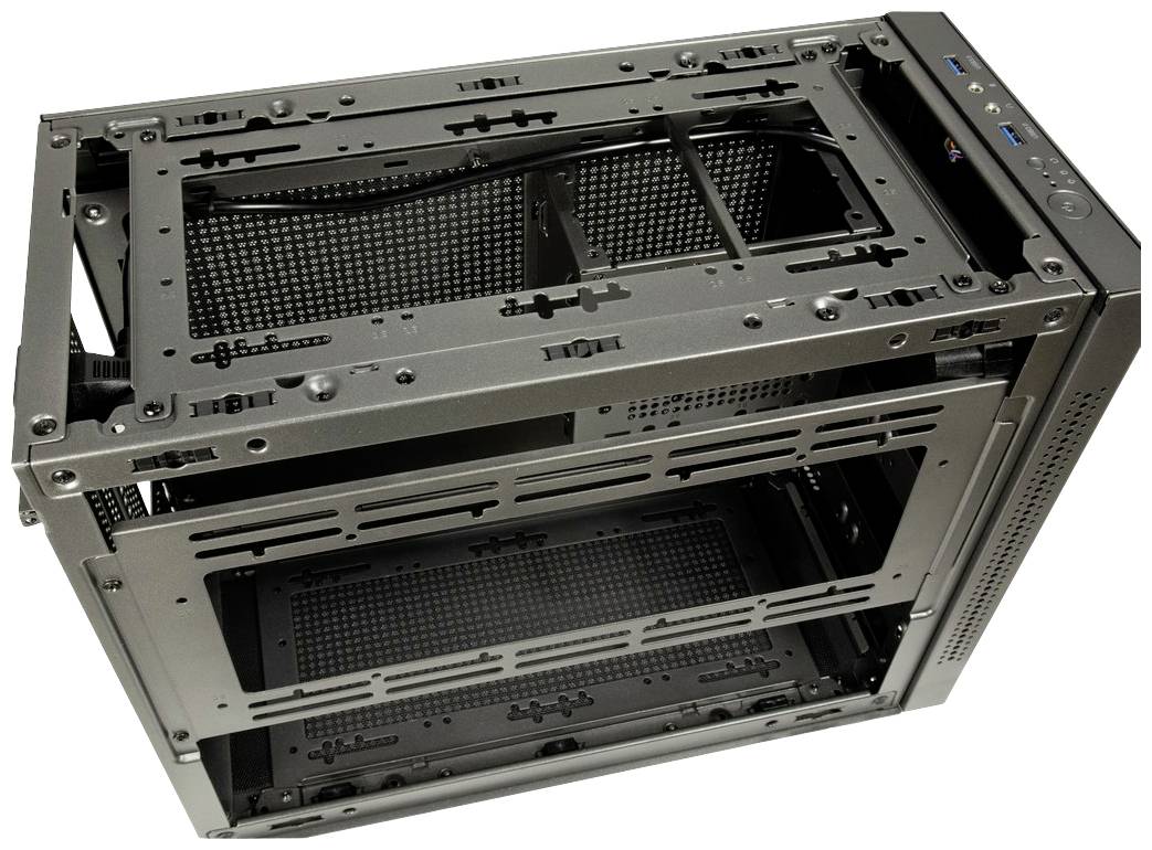Ein offenes Computergehäuse aus Metall ohne Komponenten. Sichtbar sind die Rahmenstruktur, Lüftungsschlitze und die Frontanschlüsse.