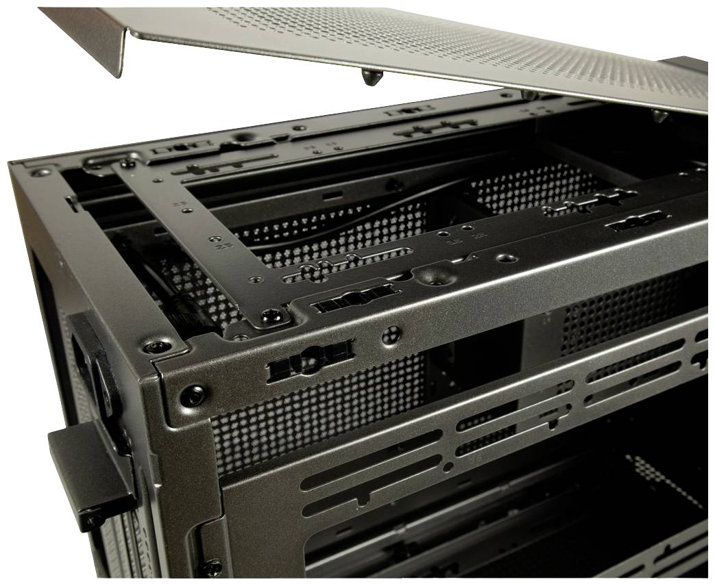 Ein offenes Computergehäuse aus Metall, das den Rahmen und Schlitze zur Belüftung zeigt. Oberseite leicht geöffnet. Ideal für PC-Bastler.