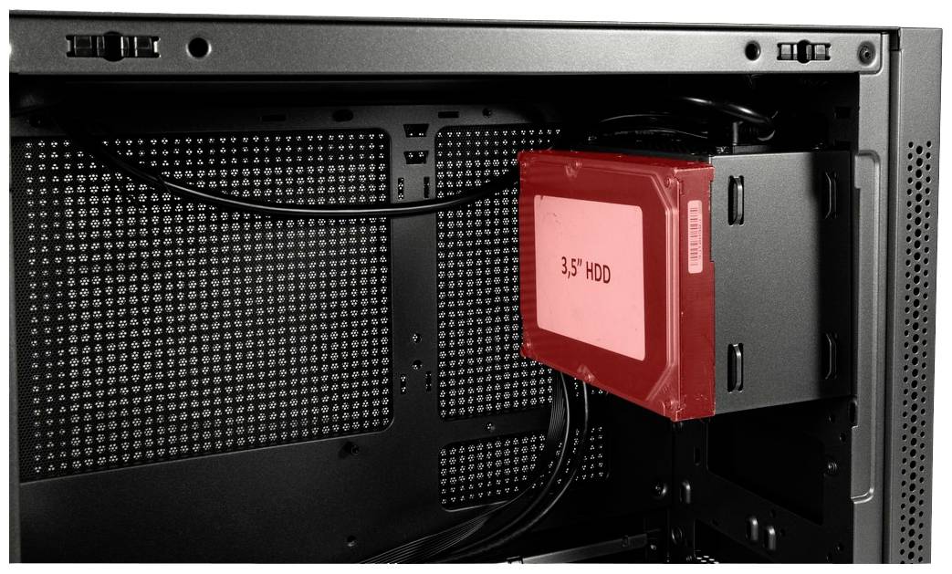 Ein rotes 3,5-Zoll-HDD ist in einem Computergehäuse montiert. Kabel führen zu und von der Festplatte. Das Gehäuse ist teilweise offen.