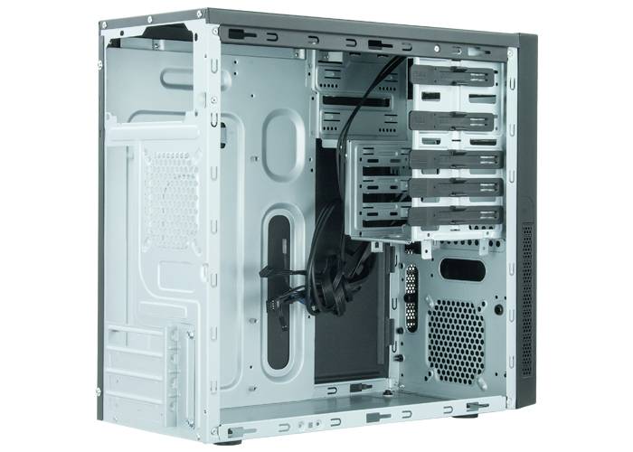 Leeres Computergehäuse mit offenen Erweiterungsslots und Laufwerksschächten, zeigt Platz für Komponenteninstallation.