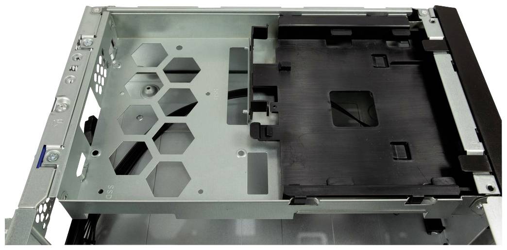 Metallgerüst eines Computergehäuses mit sechseckigen Öffnungen links und einer schwarzen Abdeckung rechts.