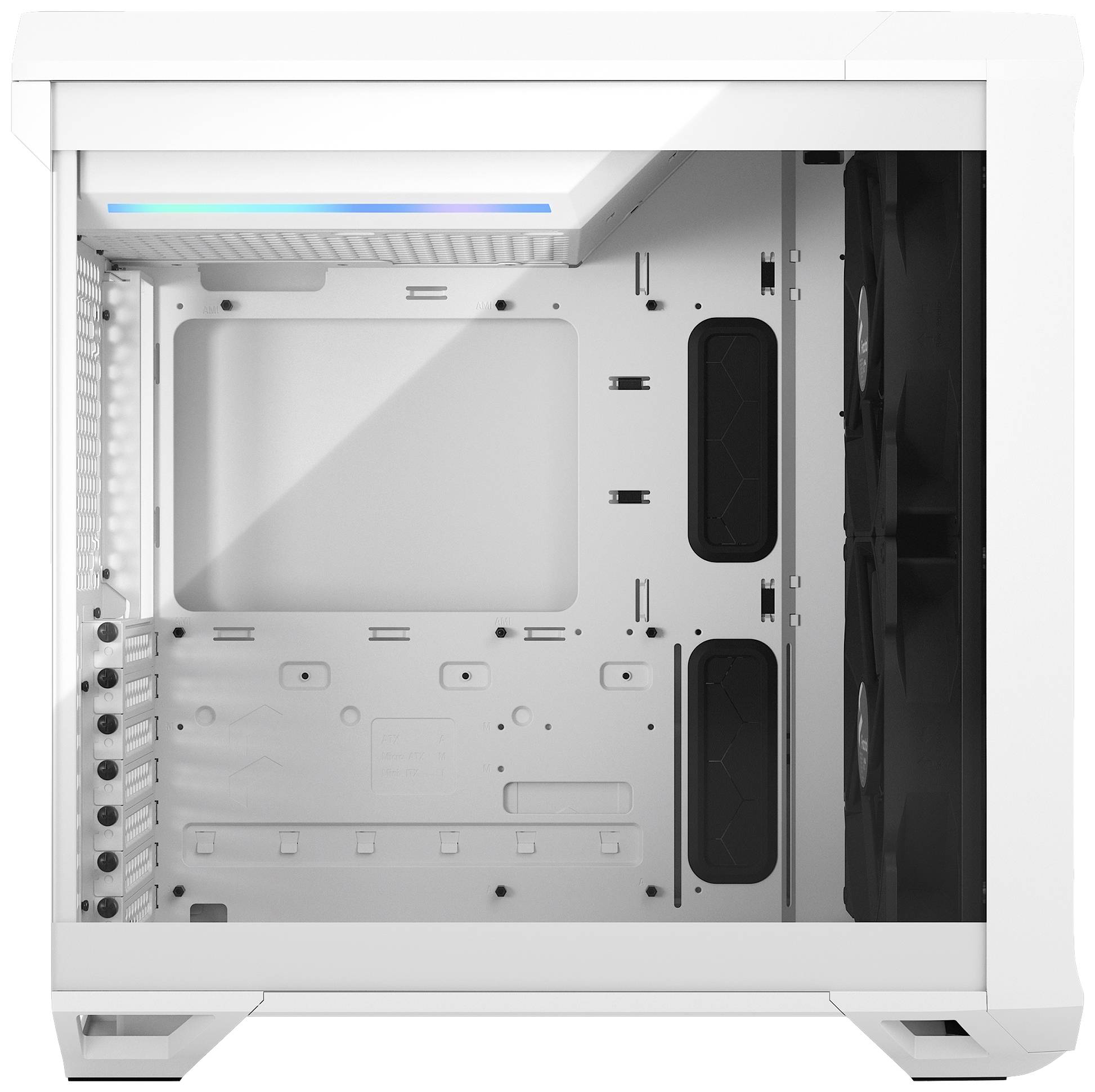 Ein leeres, weißes Computergehäuse mit Seitenfenster. Innen Platz für Komponenten, Rückwand mit Belüftungsöffnungen und LED-Leiste oben.