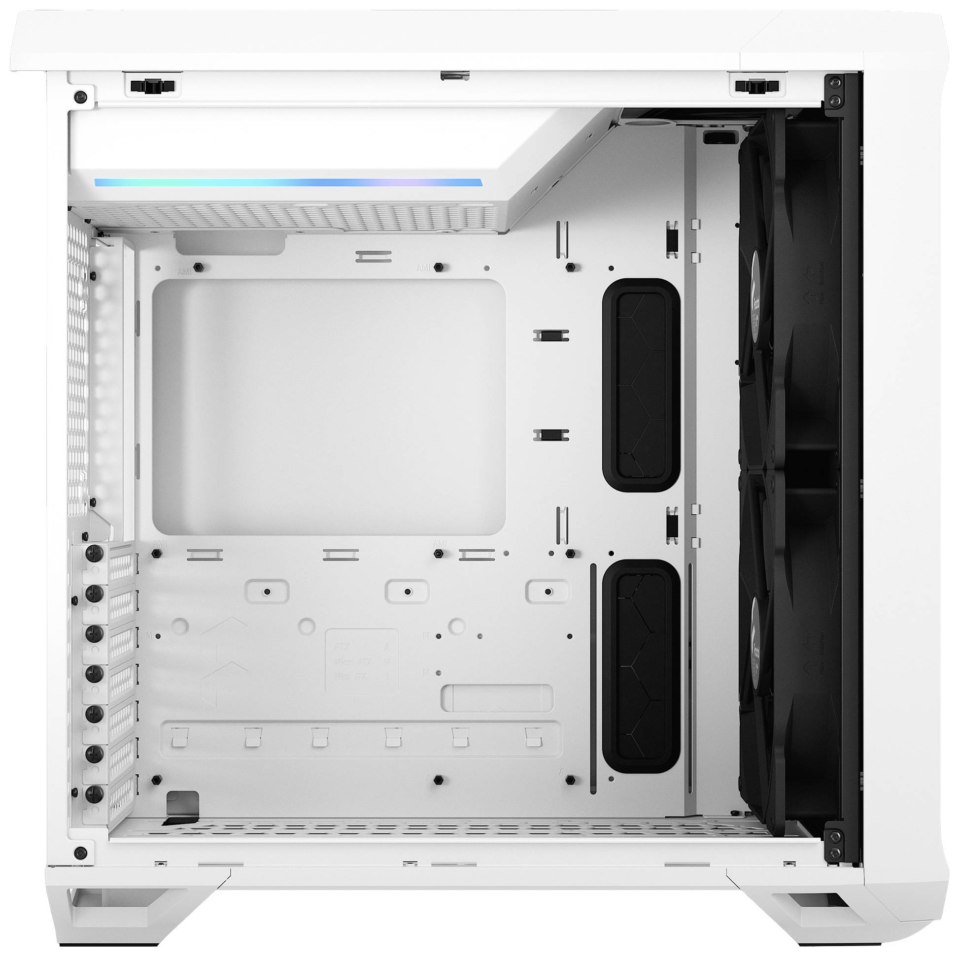Weißes PC-Gehäuse von innen; links Halterungen, rechts Lüfter. Oberhalb Beleuchtungsstreifen. Raum für Komponenteninstallation.