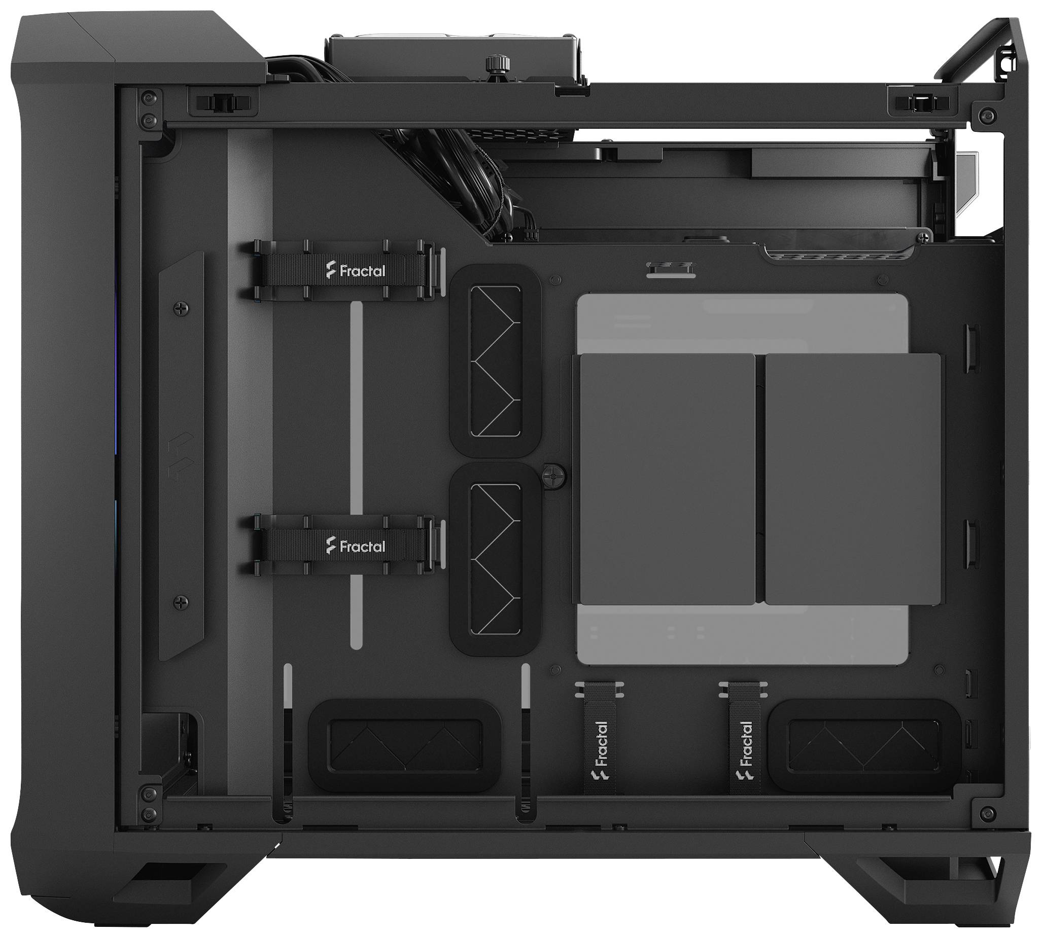 Schwarzes PC-Gehäuse in seitlicher Ansicht mit offenem Panel, zeigt Kabelmanagement, Halterungen und mehrere Laufwerksschächte.
