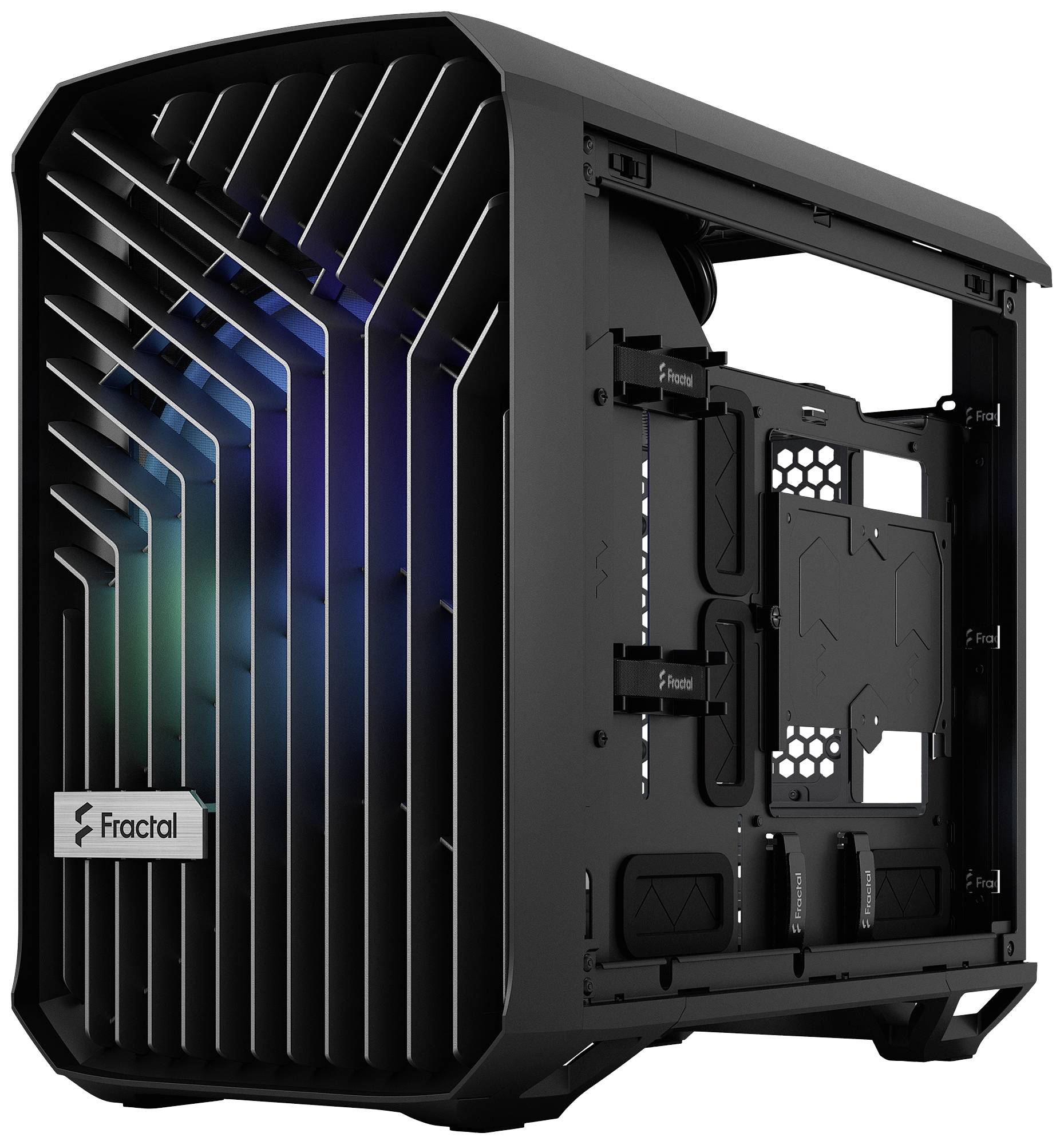 Schwarzes PC-Gehäuse mit offenem Seitenteil, markante Lüftungsschlitze und RGB-Beleuchtung. Fractal-Logo unten links.