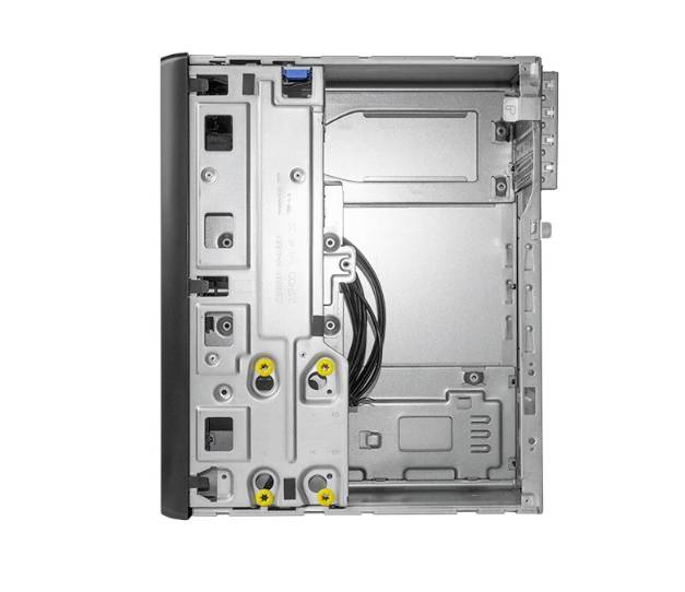 Ein leerer silberner Computerturm ohne interne Komponenten, mit offener Seitenabdeckung und sichtbare Kabel.