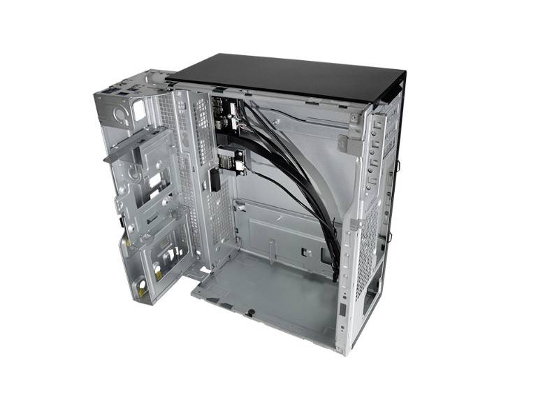 Offenes Computergehäuse ohne installierte Hardware, zeigt Kabelmanagement und Erweiterungsschächte im Inneren.