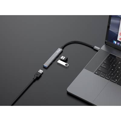 Ein Laptop mit angeschlossenem USB-Hub. Zwei USB-Sticks sind in den Hub eingesteckt. Der Laptop hat ein modernes Design.