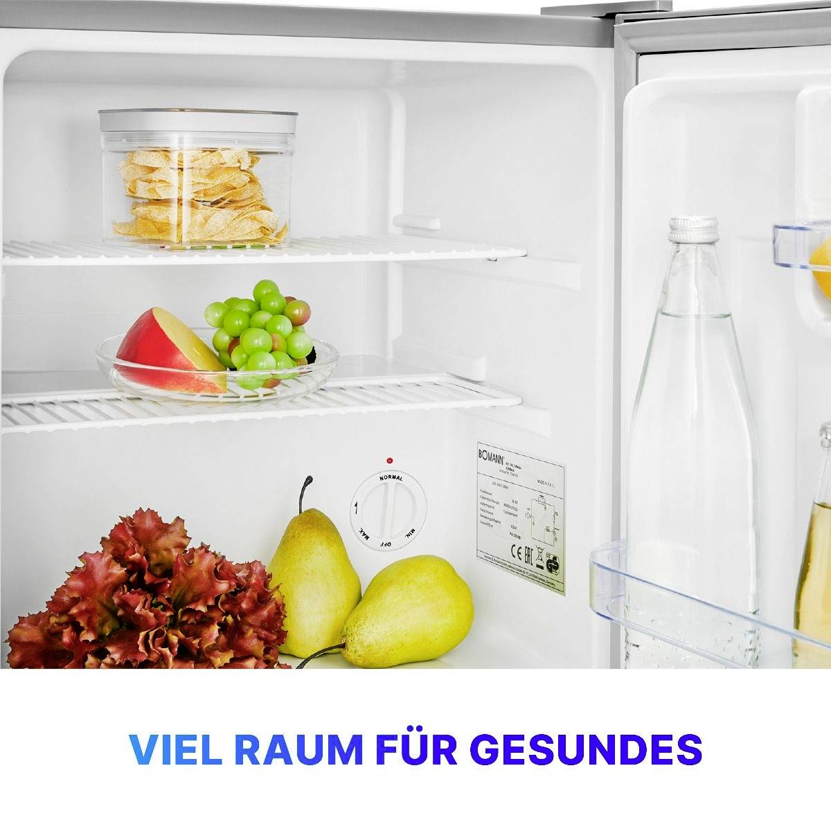 Der geöffnete Kühlschrank enthält Gemüse, Obst, Wasserflaschen und einen Behälter mit Crackern. Unten steht: 'Viel Raum für Gesundes'.