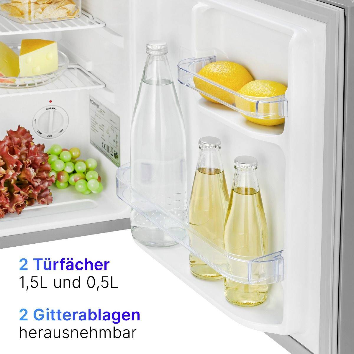 Kühlschrank mit offenem Türbereich; innen Käse, Weintrauben und Salat. In der Tür drei Flaschen. Text: '2 Türfächer, 1,5L und 0,5L, 2 Gitterablagen herausnehmbar'.