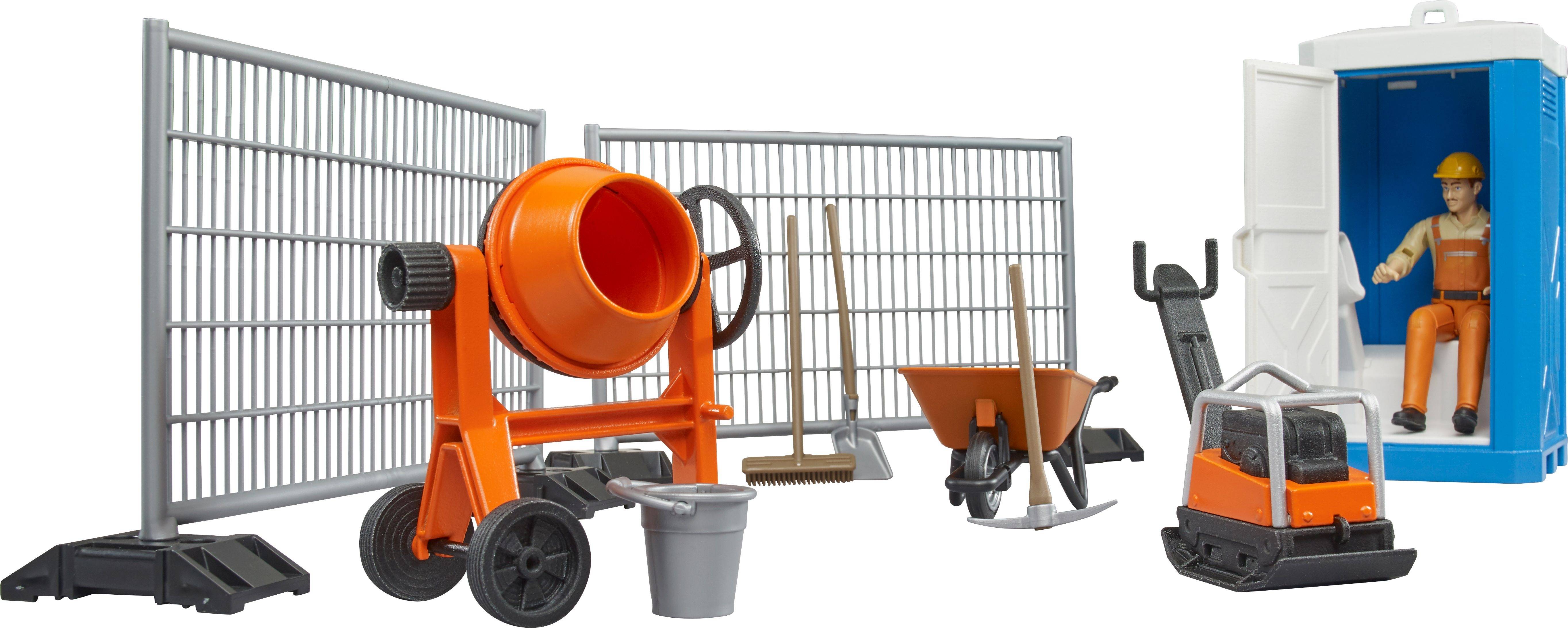 Spielzeugbaustelle mit Betonmischer, Bauarbeiterfigur im mobilen Klo, Sicherheitszäune, Schubkarre und Werkzeugen.
