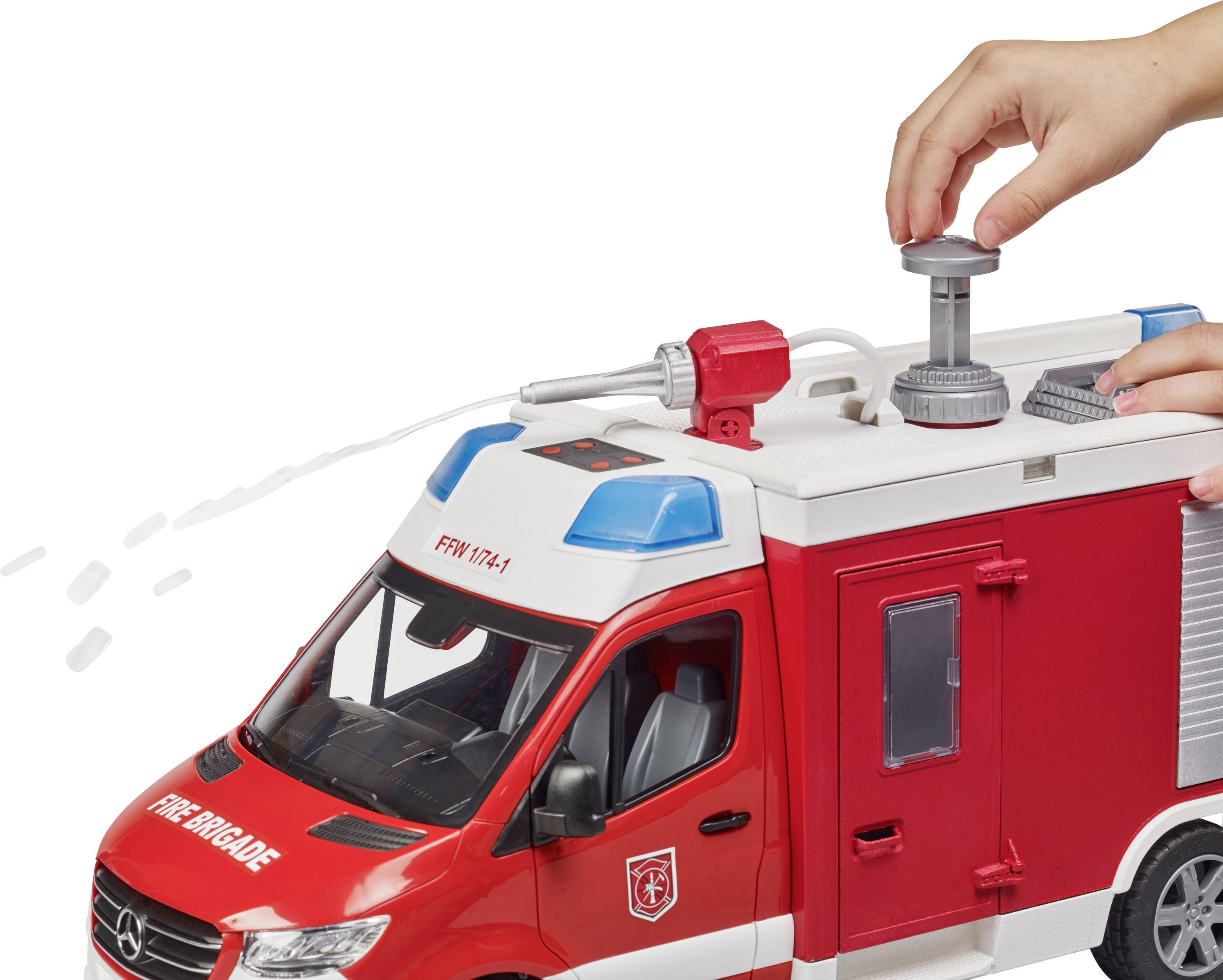 Kinderhände spielen mit einem roten Spielzeug-Feuerwehrauto mit Wasserspritze.