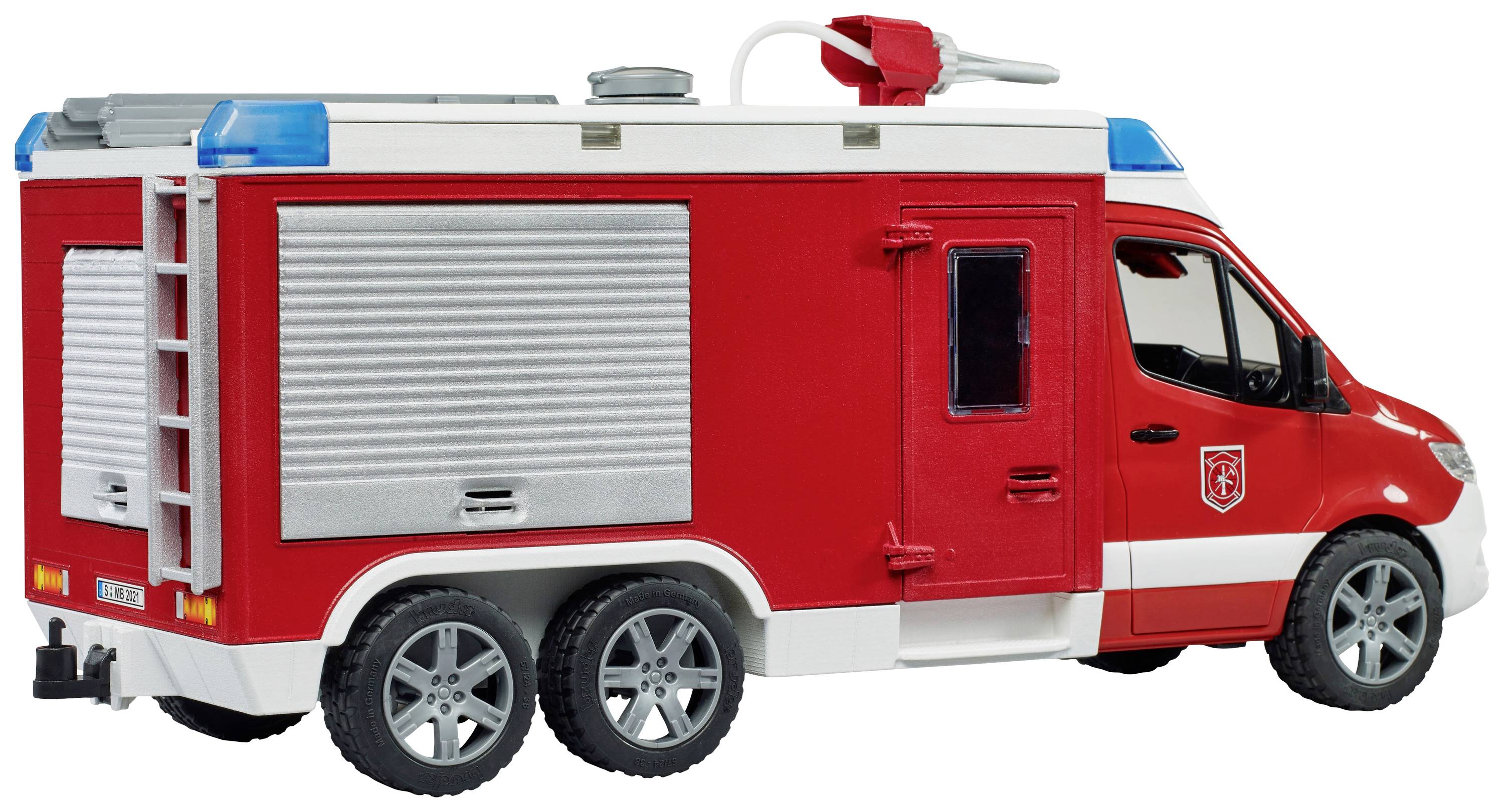 Ein rotes Feuerwehrfahrzeug steht seitlich, mit metallenen Rolltüren und blauer Warnbeleuchtung auf dem Dach, bereit für den Einsatz.