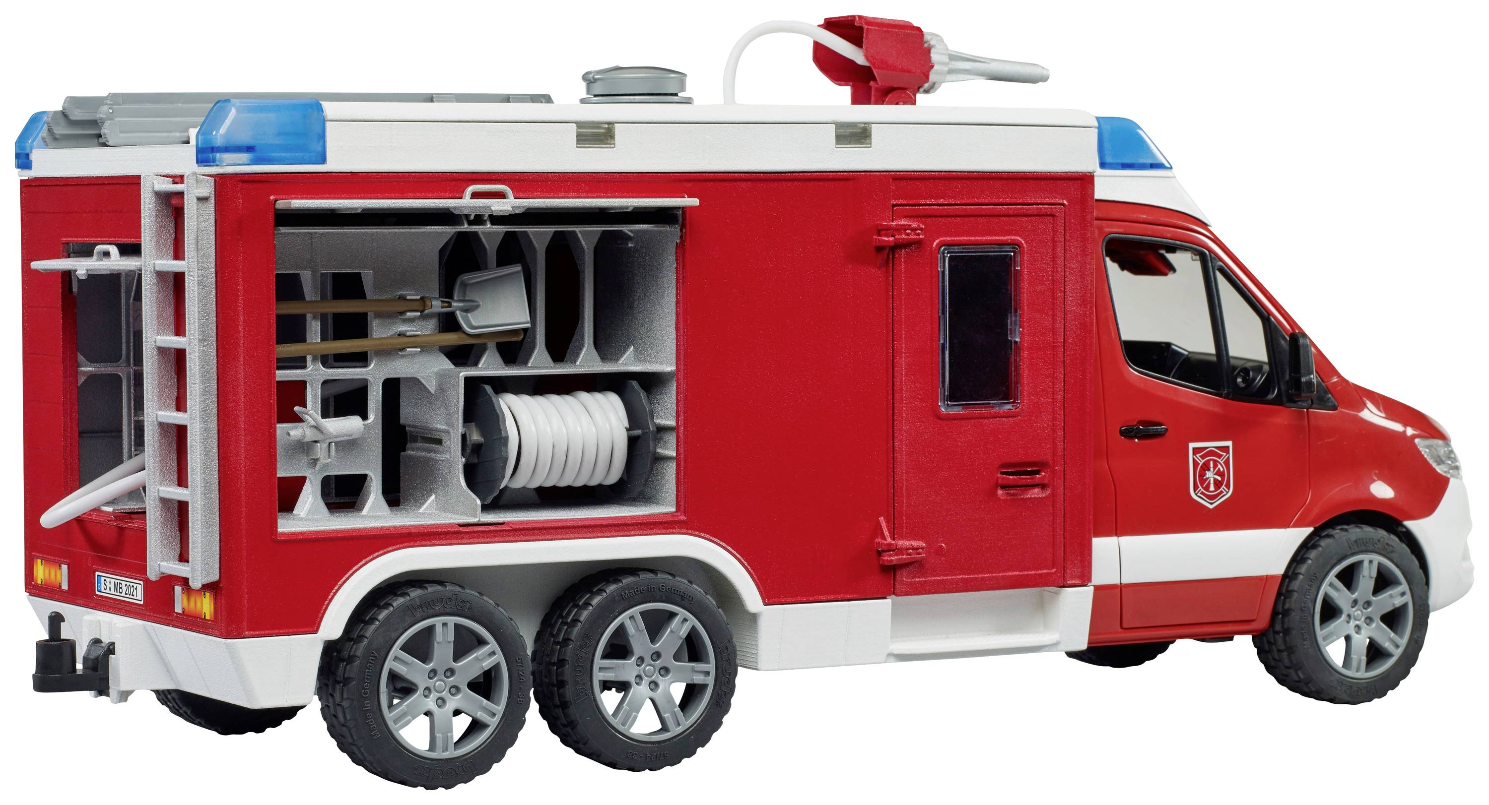 Ein rotes Spielzeug-Feuerwehrauto mit Blaulicht und offener Gerätefläche zeigt Schläuche und Werkzeuge.