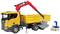 Spielzeug-LKW mit gelber Ladefläche und rotem Kranarm. Daneben eine kleine blaue Maschine und eine Palette.