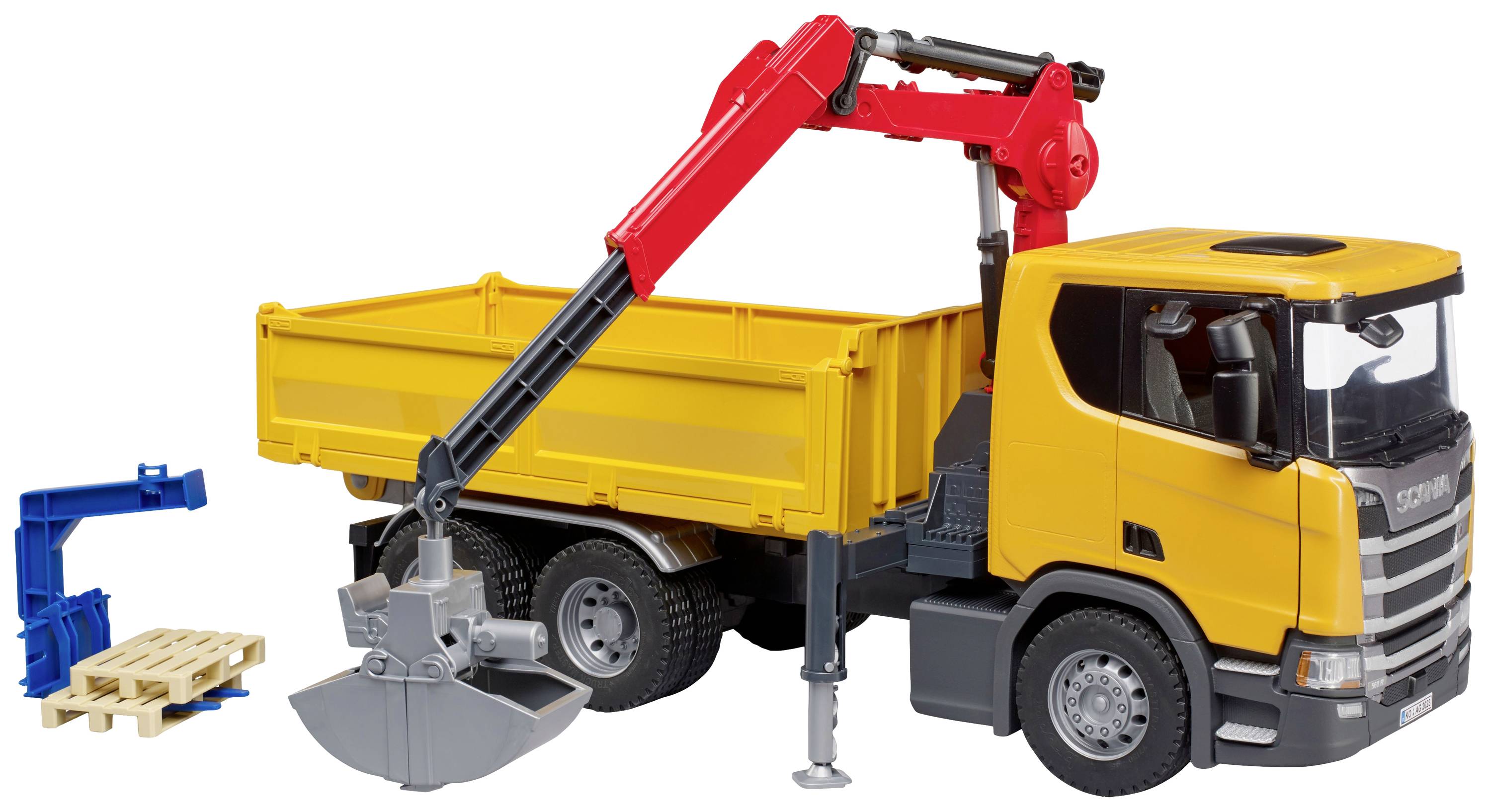 Spielzeug-LKW mit gelber Ladefläche, rotem Kran mit Greifer und Palettenstapler.
