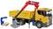 Spielzeug-LKW mit gelber Ladefläche, rotem Kran mit Greifer und Palettenstapler.