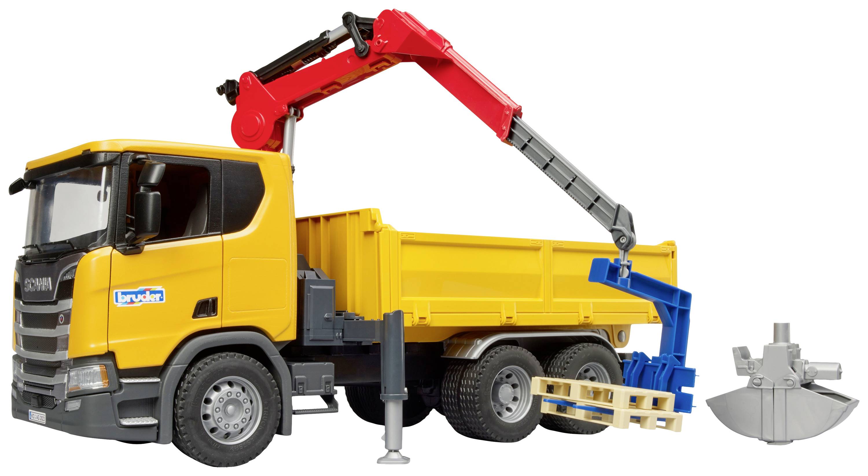Gelber Lastwagen mit rotem und grauem Kran, blauer Greifarm, und Ladefläche. Im Vordergrund befindet sich ein Betonmischer.