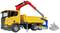 Gelber Lastwagen mit rotem und grauem Kran, blauer Greifarm, und Ladefläche. Im Vordergrund befindet sich ein Betonmischer.