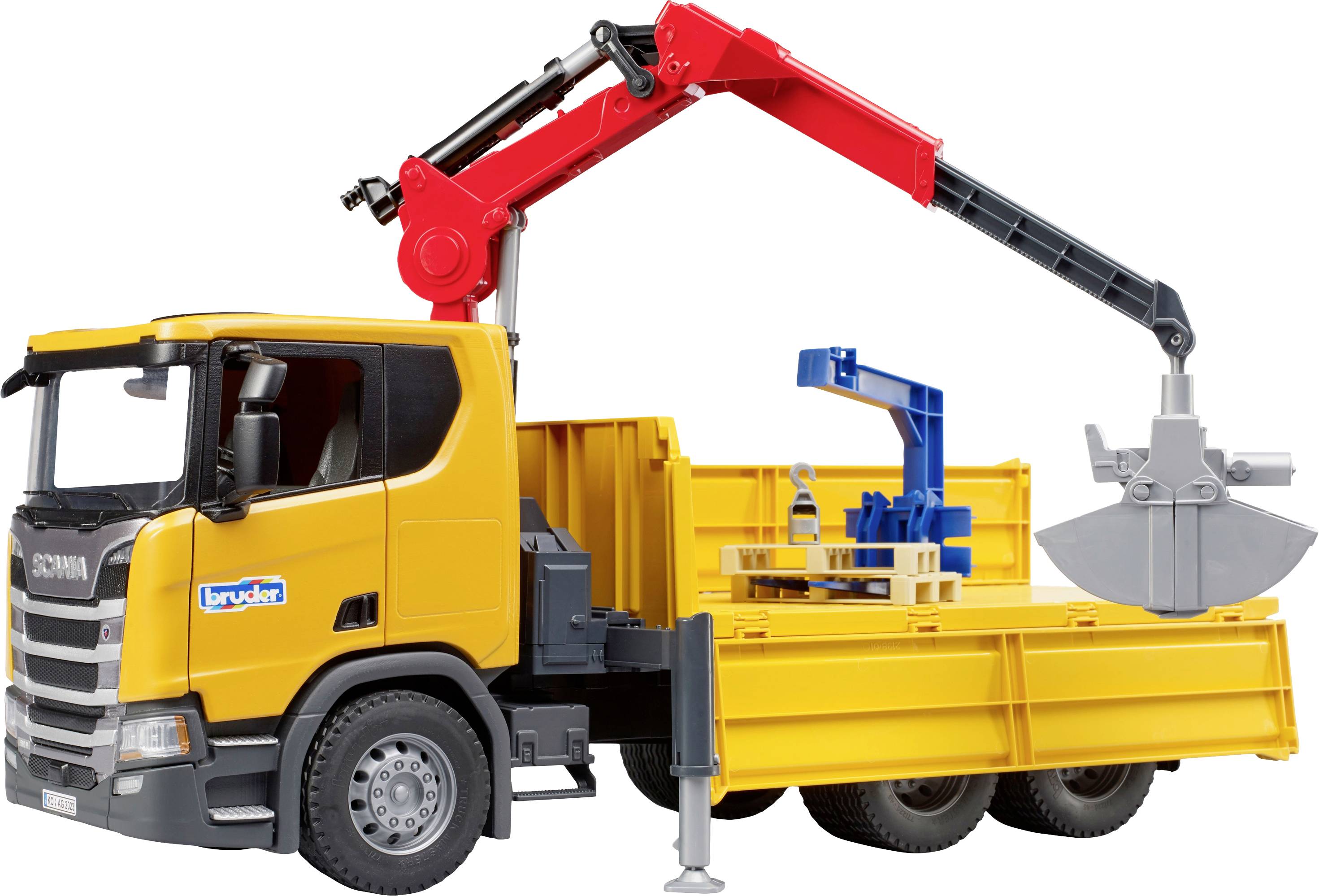 Modell eines gelben LKWs mit rotem Kran und offener Ladefläche. Der Kran hebt eine blaue Palette auf die Ladefläche.