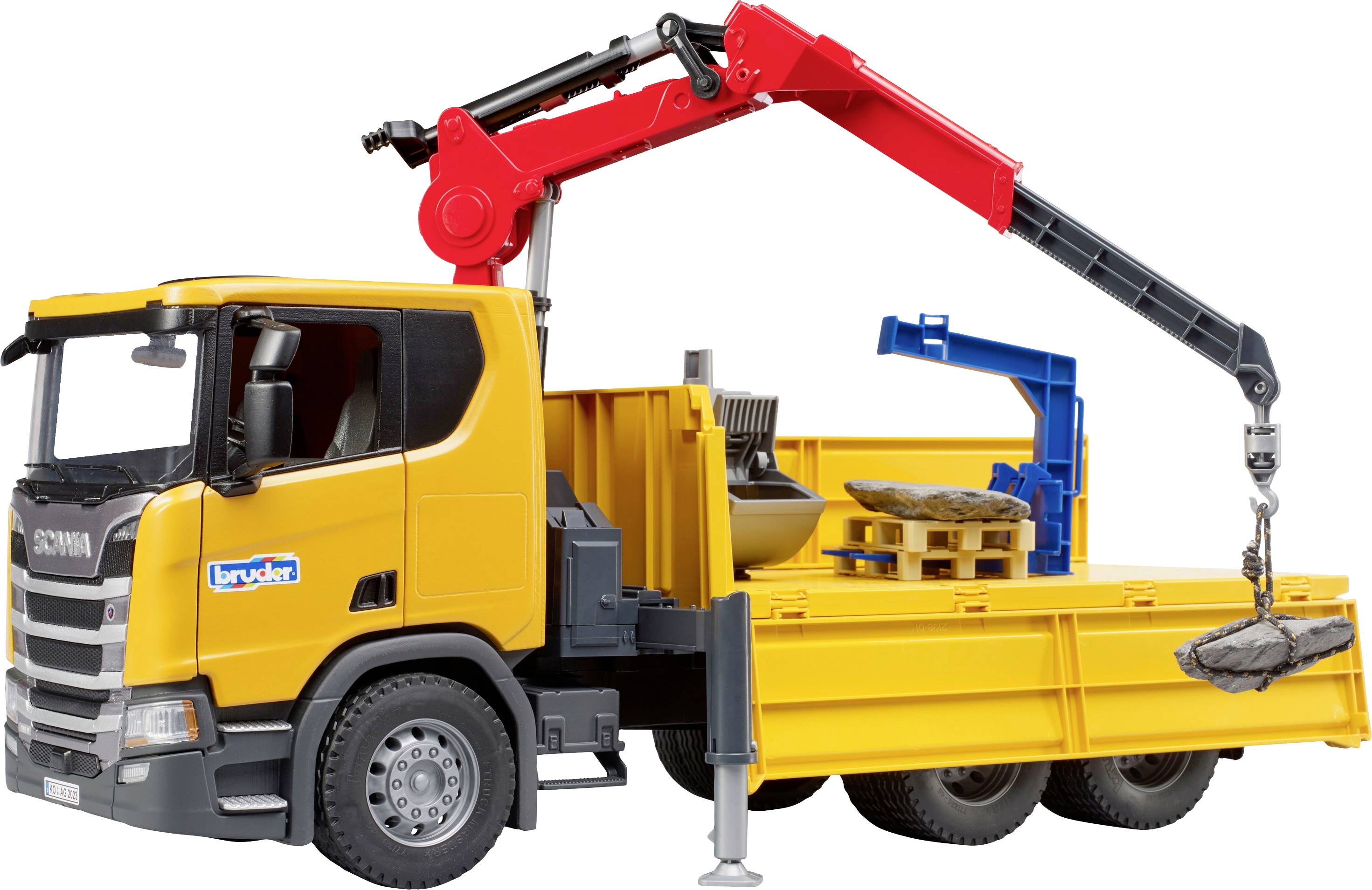 Ein gelber Lkw mit rotem und blauem Kran hebt Lasten; Transportfahrzeug auf Baustelle.