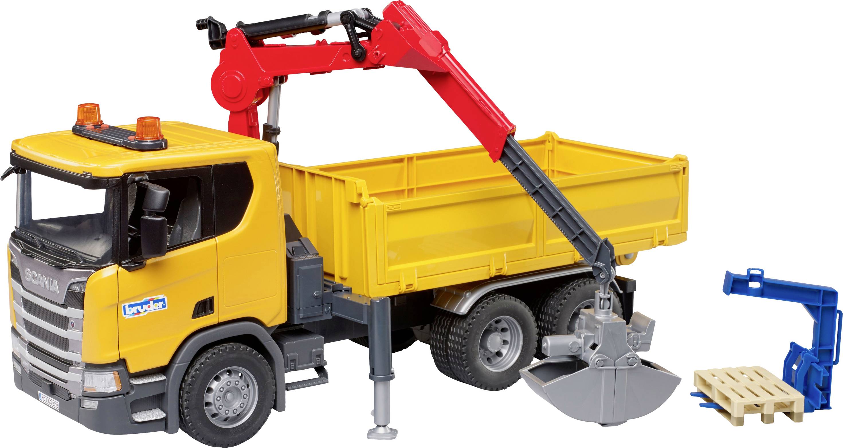 Spielzeug-LKW mit gelber Ladefläche und rotem Kranhebel, daneben eine Palette und ein blauer Greifer.